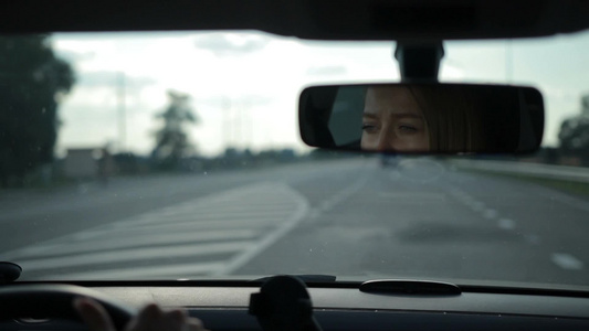 年轻的女人在高速公路上开车视频