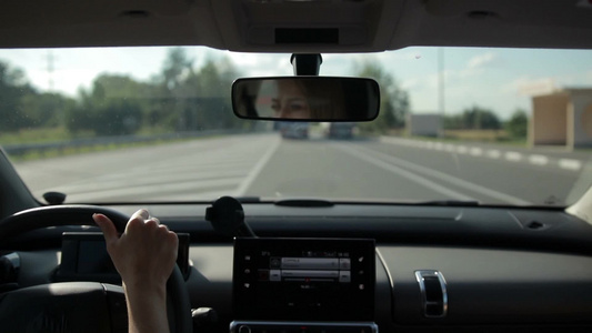 晴天女司机在高速公路上驾驶汽车[路怒]视频