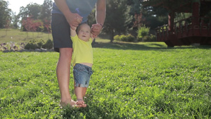 扶持蹒跚学步男孩婴儿行走成长19秒视频