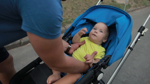 从婴儿车上抱起孩子的父亲32秒视频