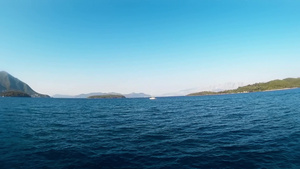 在希腊美丽的莱夫卡达岛附近的伊尼亚海游船30秒视频