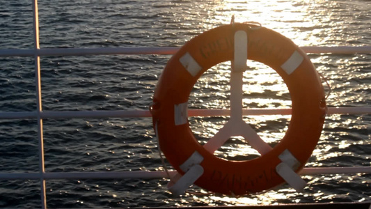 红色救生圈标记的船只在大海上航行视频