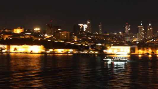 晚上从船上看到伊斯坦布尔的繁华热闹的城市夜景和城市建筑视频