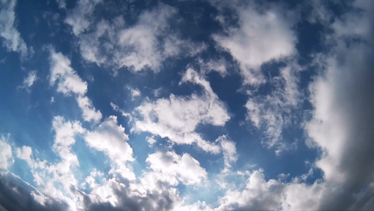 白云在天空中移动延时视频