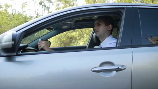 年轻男性驾驶汽车在乡间道路视频
