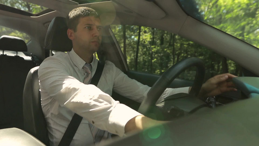 年轻企业家在出差期间在农村道路上驾驶汽车视频