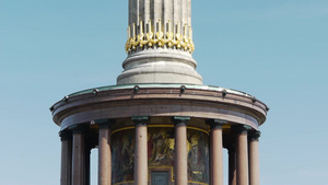 相机从底部到顶部拍摄柏林黄金人物戈德尔斯29秒视频