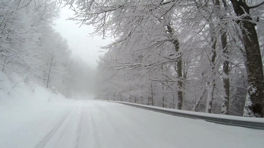 冬天空雪覆盖的道路视频