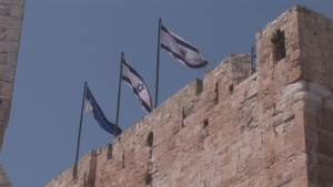 以色列耶路撒冷大卫城塔上有三面旗帜4秒视频