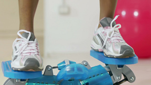 穿着运动装的女子在健身房锻炼22秒视频