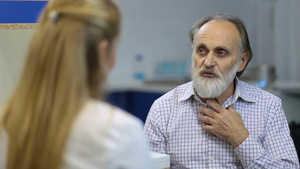 老年男性病人在医务处看医生向女医生解释他的症状22秒视频