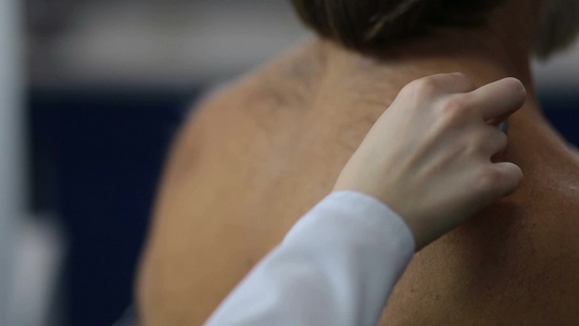 特写女性医生用听诊器听老年男性患者病人的背部视频