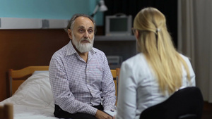 女医生在给一个老年男人讲解分析他的病情并鼓励病人要积极地配合治疗19秒视频