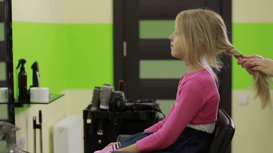 专业的女性理发师在理发店给女孩儿修理发型[女同胞]视频