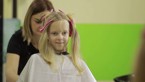 美发师手持剪刀为女孩修剪发型13秒视频