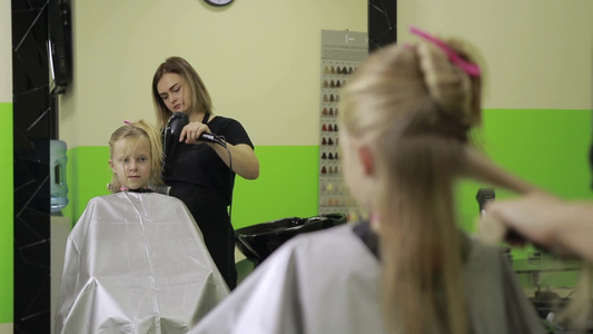 理发师用吹风机给孩子做发型[干发]视频