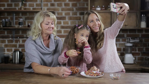 积极微笑的多代家庭自拍记录幸福瞬间24秒视频