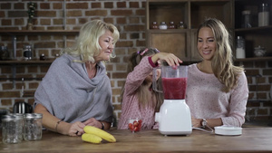 小女孩把草莓加入搅拌机摇壶35秒视频