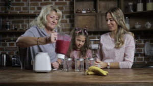 多代家庭在家享受健康的美味34秒视频