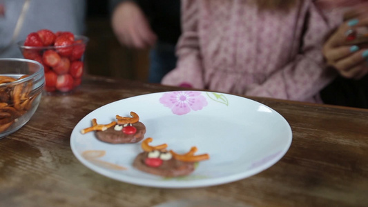许多不同的人手从盘子里拿出圣诞自制饼干视频