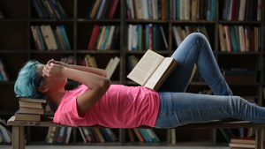 在大学图书馆看书学习的大学女学生29秒视频