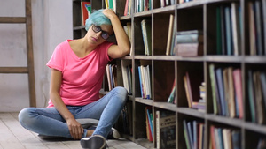 大学生坐在图书馆的书架旁发呆28秒视频