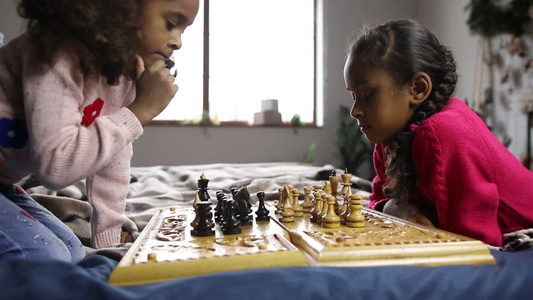 两个聪明的小孩在下象棋视频
