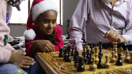 爷爷和孙女玩国际象棋 视频