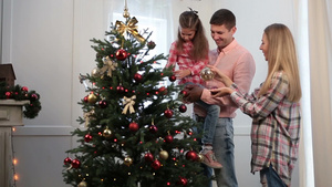 一家人用鲍布装饰圣诞树19秒视频