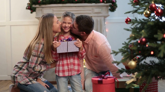 圣诞节父母亲吻自己的女儿视频