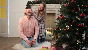 被妻子蒙住双眼的男子收到了来自女儿的礼物22秒视频