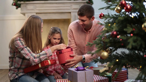 一家人在圣诞树前交换礼物20秒视频