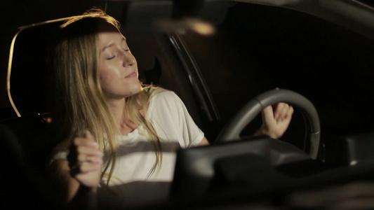 女人坐在驾驶座上享受音乐[同享]视频
