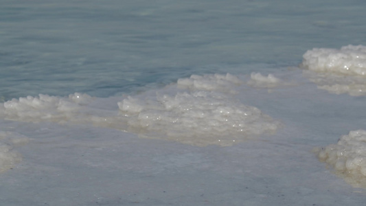 以色列海岸上的白色盐团视频