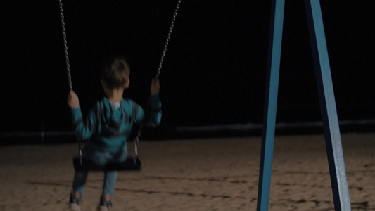 男孩独自在海滩上荡秋千[只身]视频
