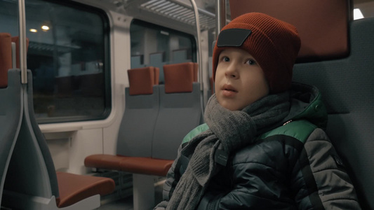 男孩静静地坐在移动的火车上[安安静静]视频