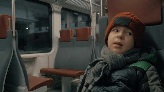 孩子在冬天晚上乘通勤火车旅行视频