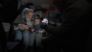 在冬季晚上母亲和儿子乘小巴旅行13秒视频