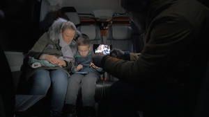 在汽车里面父亲给母子倆录视频34秒视频