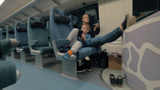 乘火车去旅行的孩子和母亲[短途旅行]视频