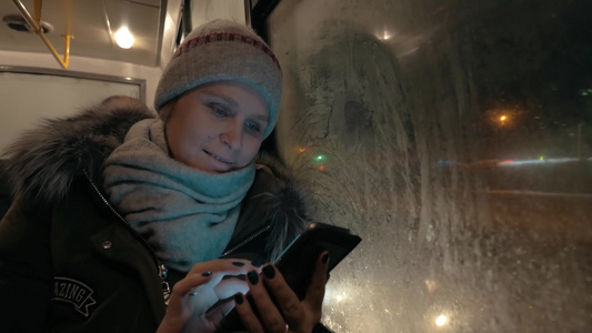 年轻的女人乘公共汽车在城市里旅行视频