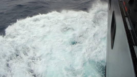 海上航行的游轮溅起汹涌的浪花视频