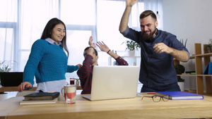 年轻人在办公室共同击掌庆祝成功10秒视频
