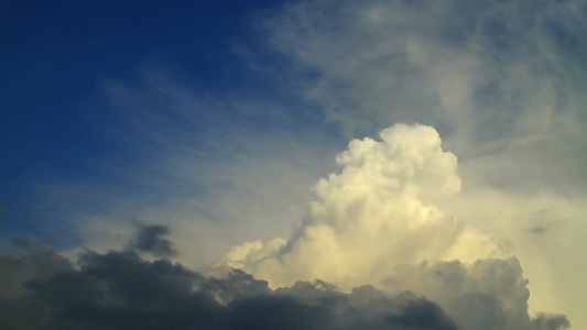 天空中翻卷的云团视频