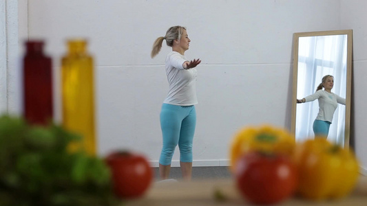 年轻女性在房间做运动[二十多岁]视频