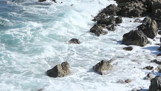 海浪拍打礁石视频