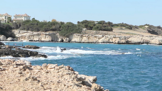 海浪拍打海岸风景视频