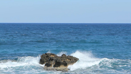 海浪拍打海岸视频