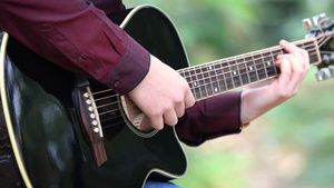 特写人的手在户外演奏声吉他艺术家音乐家29秒视频
