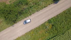 汽车驾驶在乡村道路61秒视频